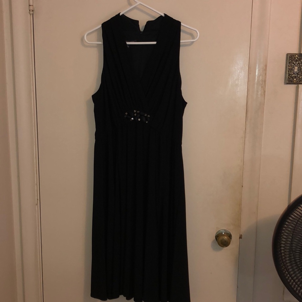 Black sleeveless evening dress